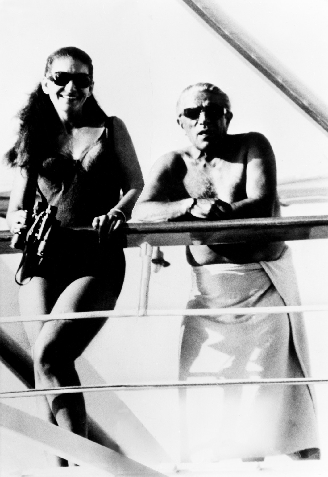 H Maria Callas με μαγιό με τον Αριστοτέλη Ωνάση στη θαλαμηγό «Christina» – Ιούλιος 1959.