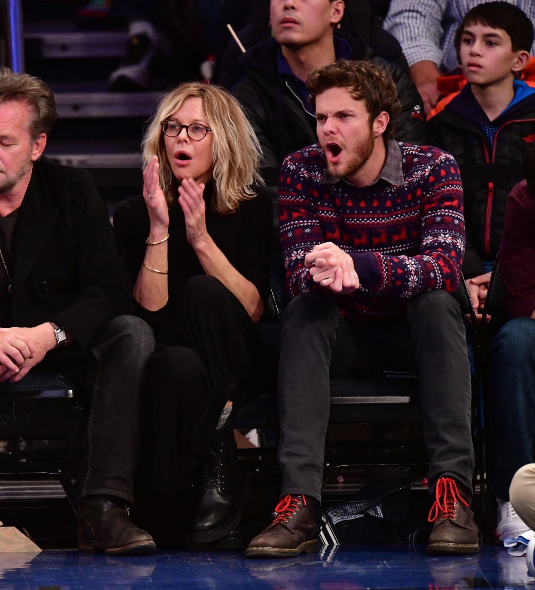 Η Meg Ryan και ο Jack Quaid παρευρίσκονται στον αγώνα New York Knicks Vs Philadelphia 76ers στο Madison Square Garden στις 25 Δεκεμβρίου 2017 στη Νέα Υόρκη.