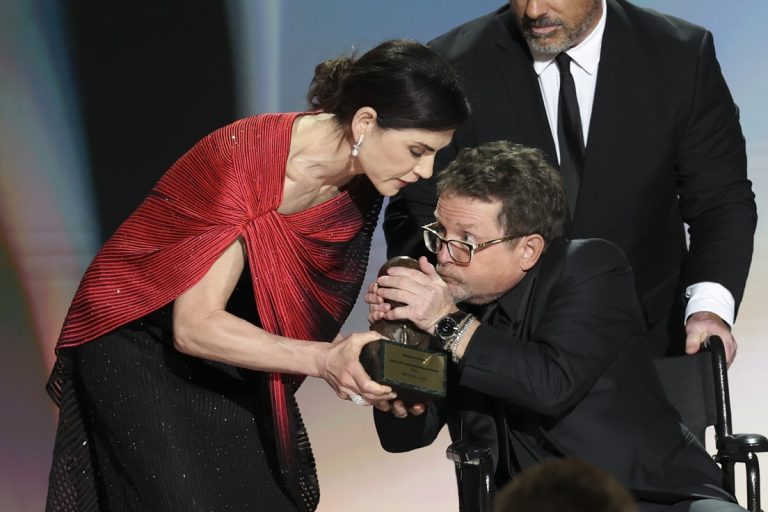 H Julianna Margulies απονέμει στον Michael J. Fox το Bob Hope Humanitarian Award στη διάρκεια των 78ων Emmy Awards που διοργανώθηκαν στο Peacock Theater του Λος Άντζελες , 14 Σεπτεμβρίου 2026