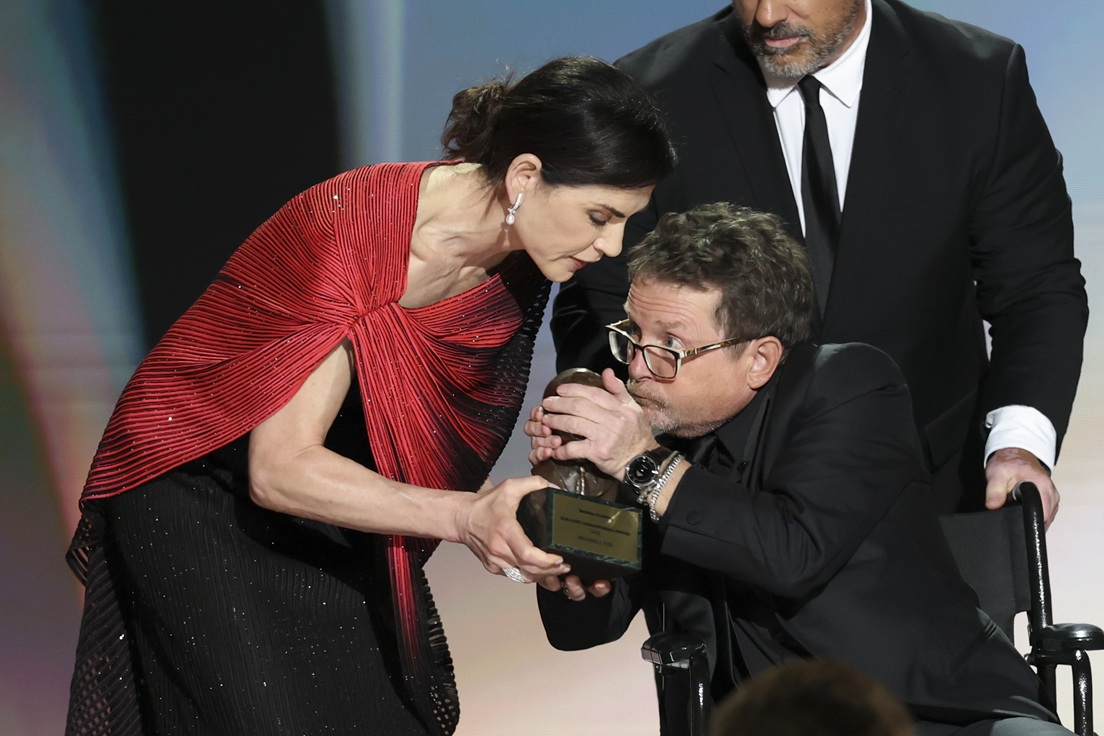 H Julianna Margulies απονέμει στον Michael J. Fox το Bob Hope Humanitarian Award στη διάρκεια των 78ων Emmy Awards που διοργανώθηκαν στο Peacock Theater του Λος Άντζελες , 14 Σεπτεμβρίου 2026