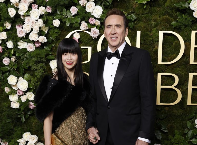 O Nicolas Cage και η Riko Shibata στις 82ες Χρύσες Σφαίρες, στις 5 Ιανουαρίου 2025