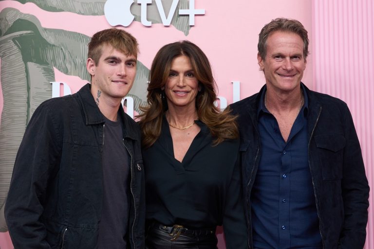 O Presley Gerber, η Cindy Crawford και ο Rande Gerber στην πρεμιέρα του "Palm Royale" στο Samuel Goldwyn Theatre του Μπέβερλι Χιλς, 14 Mαρτίου 2024