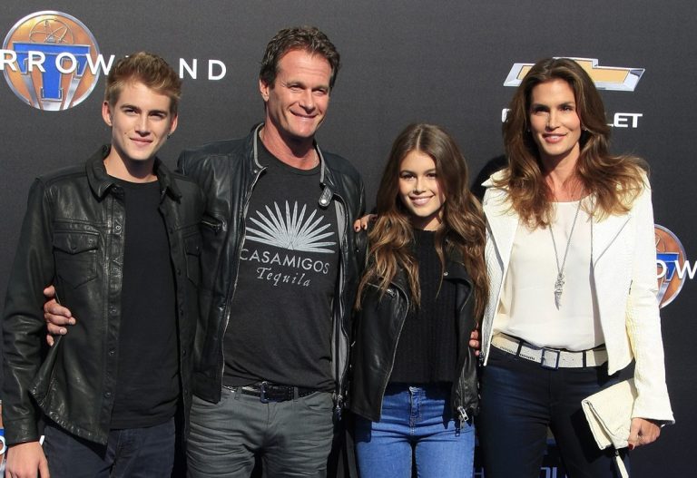 H Cindy Crawford, o σύζυγός της, Rande Gerber, ο γιος της Presley Gerber και η κόρη της Kaia Gerber στην παγκόσμια πρεμιέρα του "Tomorrowland" της Disney, στο AMC Downtown Disney 12 Theater στην Καλιφόρνια, 9 Mαΐου 2015