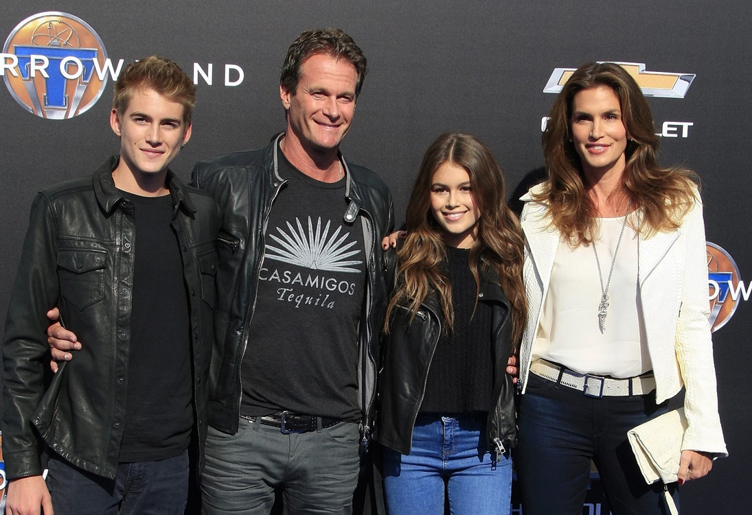 H Cindy Crawford, o σύζυγός της, Rande Gerber, ο γιος της Presley Gerber και η κόρη της Kaia Gerber στην παγκόσμια πρεμιέρα του "Tomorrowland" της Disney, στο AMC Downtown Disney 12 Theater στην Καλιφόρνια, 9 Mαΐου 2015