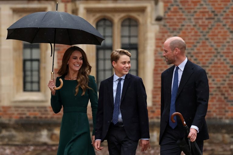 H Catherine, πριγκίπισσα της Ουαλίας λαο πρίγκιπας William, πρίγκιπας της Ουαλίας, περπατούν στο πλευρό του 13χρονου γιου τους, πρίγκιπα George της Ουαλίας, όπως αυτός φθάνει για την πρώτη του ημέρα στο Κολέγιο Eton, στις 8 Σεπτεμβρίου 2026 στο Μπέρκσαϊρ της Αγγλίας