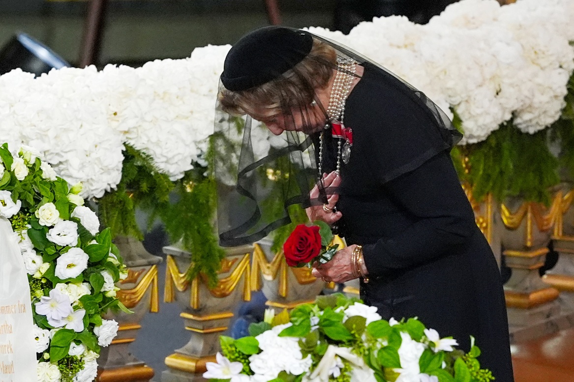 Η βασίλισσα Sonja αφήνει ένα τριαντάφυλλο στο φέρετρο του βασιλιά Harald, στον Καθεδρικό του Όσλο, 9 Σεπτεμβρίου 2026