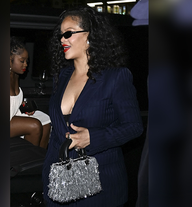 Η Rihanna εντοπίστηκε να φτάνει στο εστιατόριο César στο Παρίσι, μετά τη συναυλία της Celine Dion στην πόλη, κρατώντας μια μαύρη δερμάτινη τσάνη Lady Dior διακοσμημένη με ασημί παγιέτες. Η τραγουδίστρια εθεάθη να κατευθύνεται προς το εστιατόριο μετά τη βραδινή παράσταση.