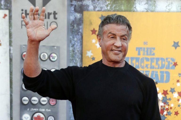 Ο Sylvester Stallone ποζάρει στο κόκκινο χαλί πριν από την παγκόσμια πρεμιέρα της ταινίας της DC Film "The Suicide Squad" στο Regency Village Theatre του Λος Άντζελες, 2 Αυγούστου 2021