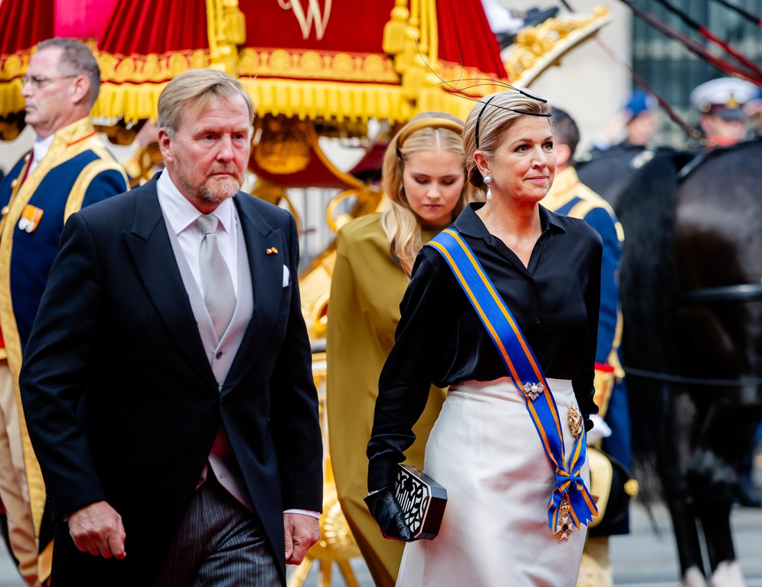 Η βασίλισσα Maxima, ο βασιλιάς Willem-Alexander και η πριγκίπισσα Amalia φθάνουν στο Βασιλικό Θέατρο πριν από την Ομιλία από τον Θρόνο, στο πλαίσιο του Prinsjesdag, στη Χάγη, 15 Σεπτεμβρίου 2026