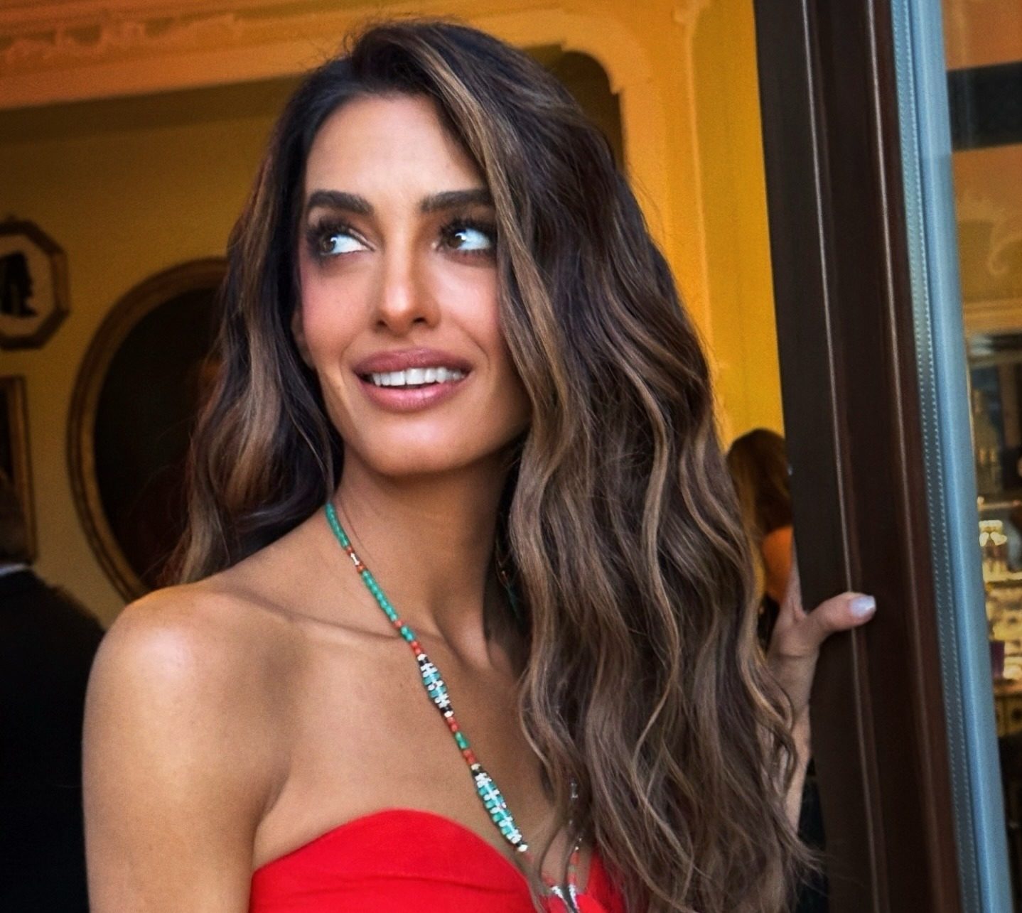 H Amal Clooney με brunette balayage