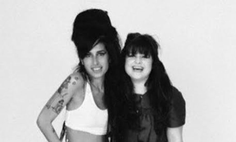 H Kelly Osbourne και η Amy Winehouse αγκαλιά.