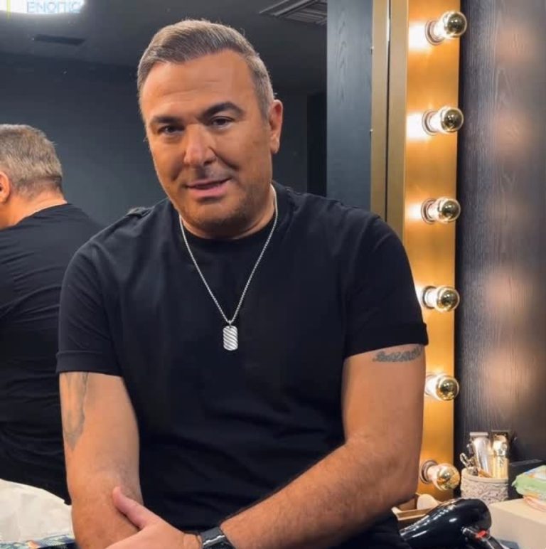 Ο Αντώνης Ρέμος στο καμαρίνι του
