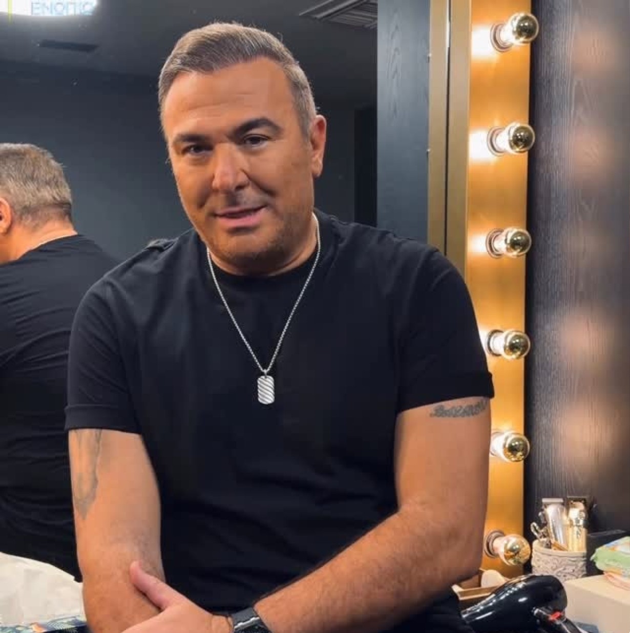 Ο Αντώνης Ρέμος στο καμαρίνι του