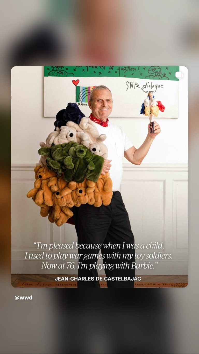 O Jean Charles de Castelbajac με την Barbie στο ένα χέρι και αρκουδάκια στο άλλο.