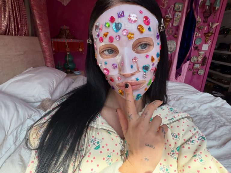 Κοπέλα με face mask που έχει πάνω πετράδια