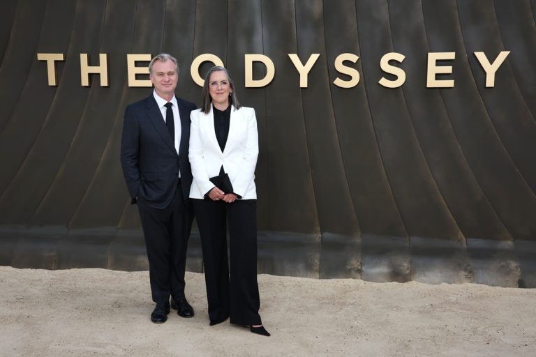 O Christopher Nolan και η σύζυγός του, παραγωγός Emma Thomas στην παγκόσμια πρεμιέρα του "The Odyssey" στο Odeon Leicester Square του Λονδίνου, 6 Ιουλίου 2026