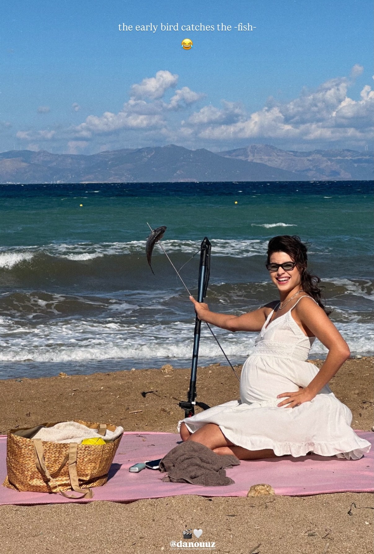 Η Δανάη Παππά με φουσκωμένη κοιλίτσα μπροστά στη θάλασσα