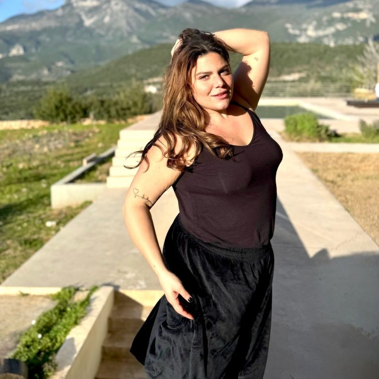 Η Δανάη Μπάρκα στο εξοχικό της στη Μεσσηνία