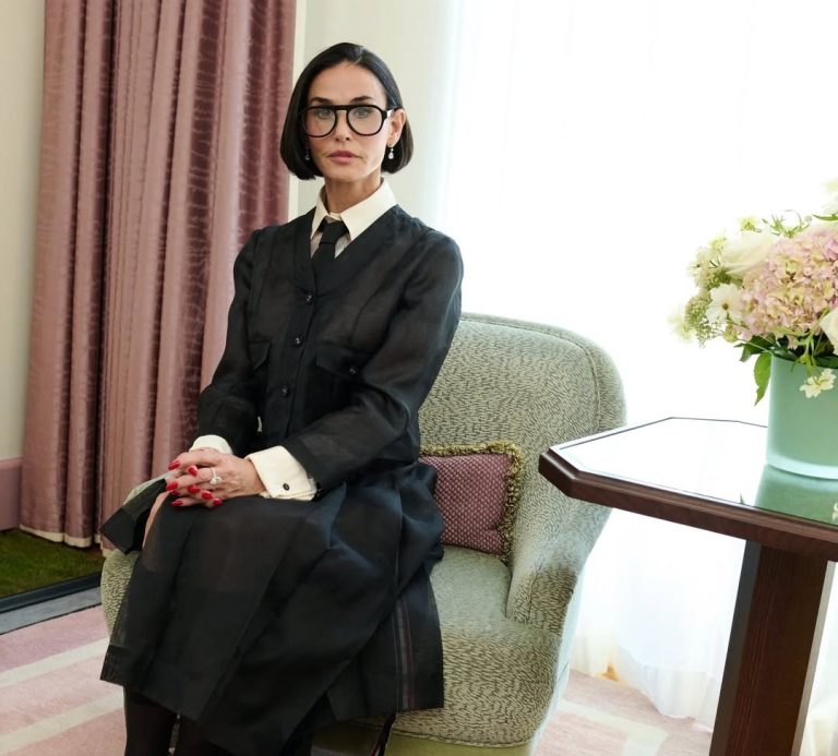 H Demi Moore με αυστηρό καρέ