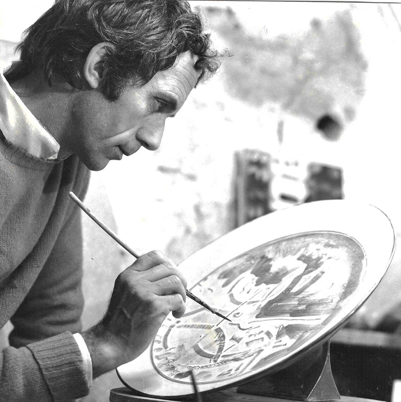 O Gilbert Portanier στο ατελιέ του απορροφημένος το 1981.
