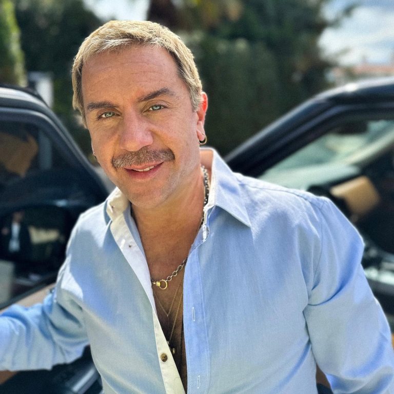 Ο Γιώργος Μαζωνάκης ξανθός με μουστάκι