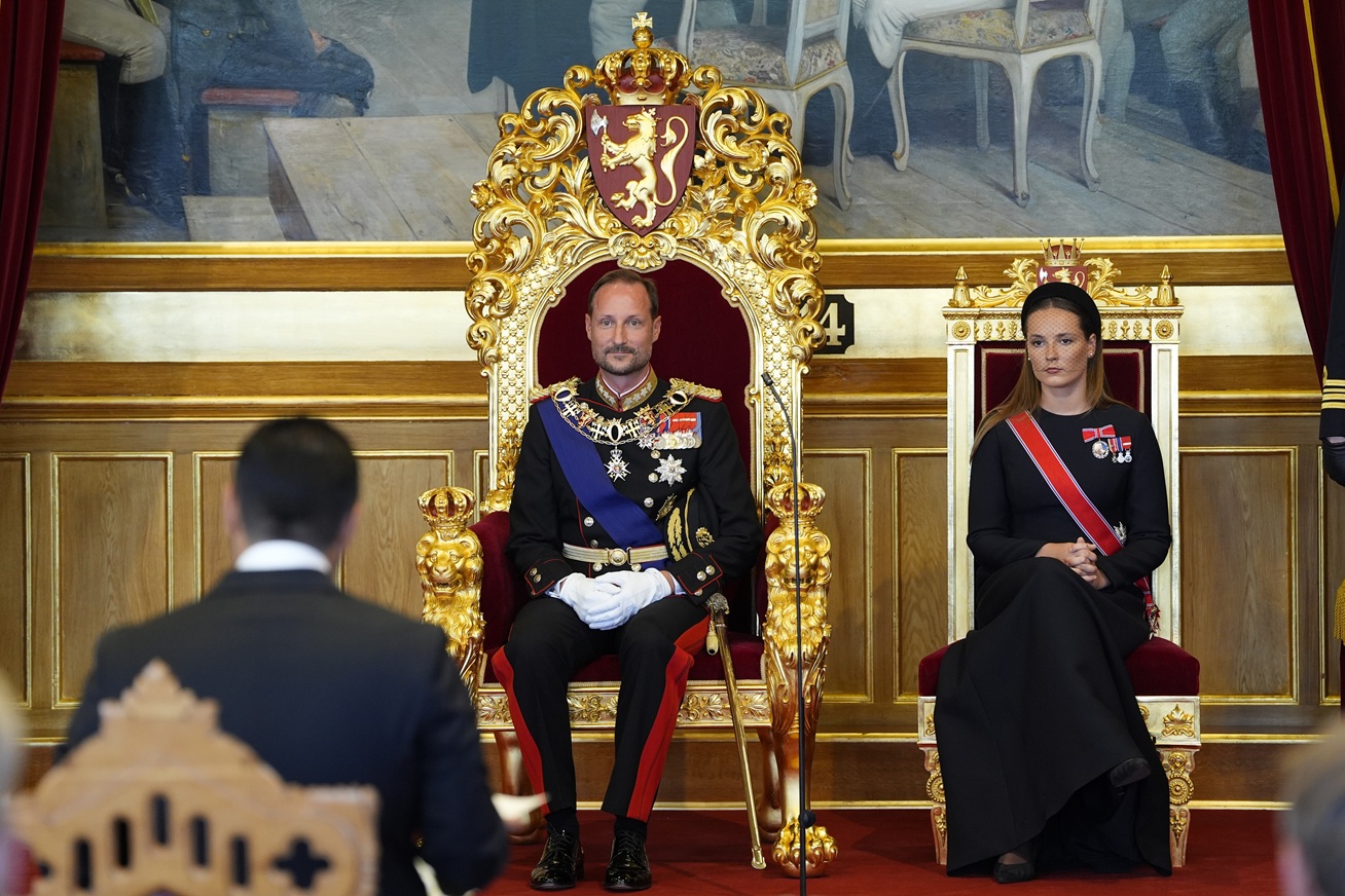 Ο βασιλιάς Haakon της Νορβηγίας και η κόρη του, διάδοχος του θρόνου, πριγκίπισσα Ingrid Alexandra στο νοσβηγικό κοινοβούλιο για τη συνταγματική ορκωμοσία του βασιλιά, στο Όσλο, 1 Σεπτεμβρίου 2026