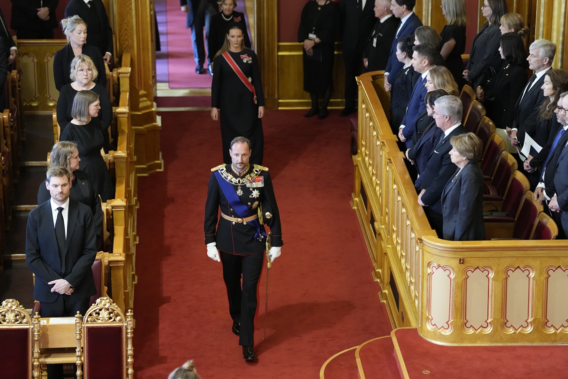 Ο βασιλιάς της Νορβηγίας, Haakon φτάνει στο νορβηγικό κοινοβούλιο για να ορκιστεί επίσημα πίστη στο Σύνταγμα, στο Όσλο, την 1η Σεπτεμβρίου 2026. Πίσω του ακολουθεί η κόρη του, πριγκίπισσα Ingrid Alexandra και διάδοχος του θρόνου