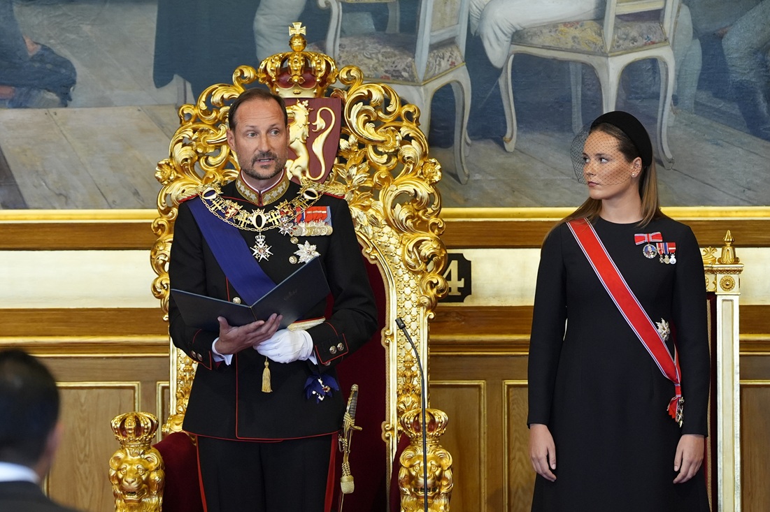 Ο βασιλιάς Haakon της Νορβηγίας ορκίζεται επίσημα πίστη στο Σύνταγμα στο νορβηγικό κοινοβούλιο, με την πριγκίπισσα Ingrid Alexandra στο πλευρό του, στο Όσλο, την 1η Σεπτεμβρίου 2026.