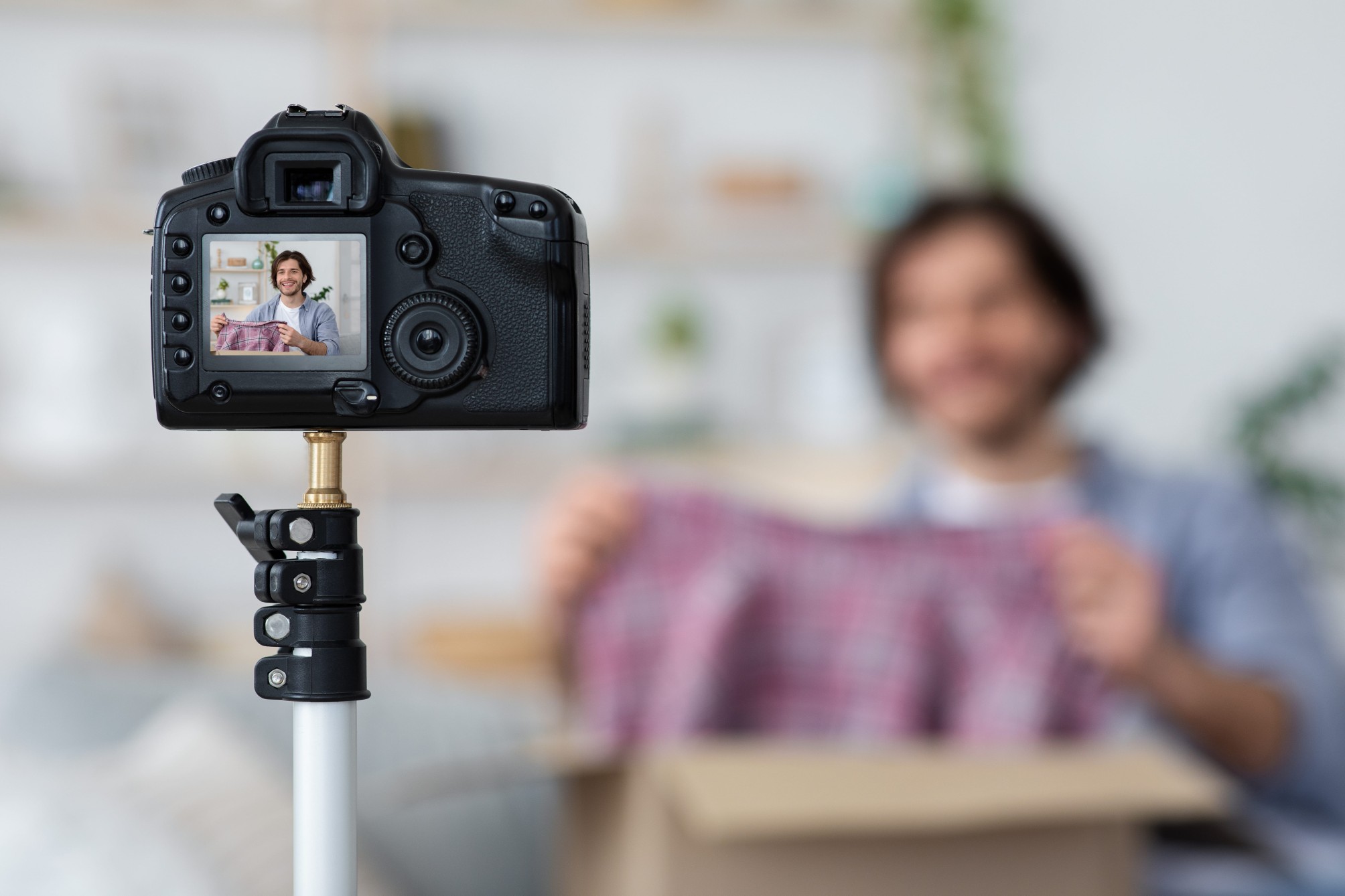 Influencer προωθεί προιόντα σε λάιβ