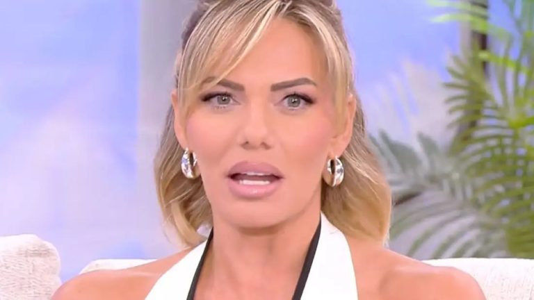 Η Ιωάννα Μαλέσκου μίλησε για τα όσα έχουν γραφτεί τους τελευταίους μήνες για την προσωπική της ζωή, αλλά και για τα αρνητικά σχόλια που δέχεται για την τηλεοπτική της παρουσία.