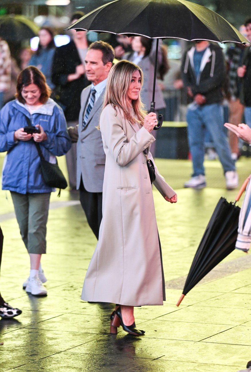 H Jennifer Aniston στα γυρίσματα τoυ «The Morning Show» στην Times Square στις 2 Σεπτεμβρίου 2026 στη Νέα Υόρκη.