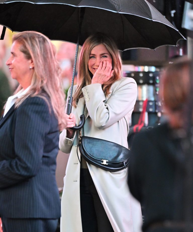 H Jennifer Aniston στα γυρίσματα τoυ «The Morning Show» στην Times Square στις 2 Σεπτεμβρίου 2026 στη Νέα Υόρκη.