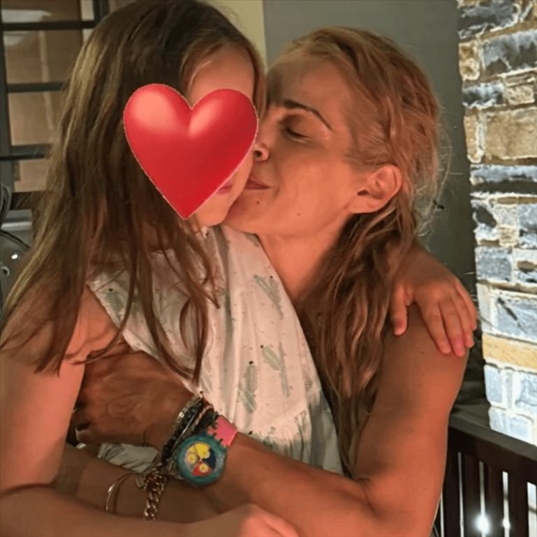 H Τζένη Μπότση με την κόρη της.