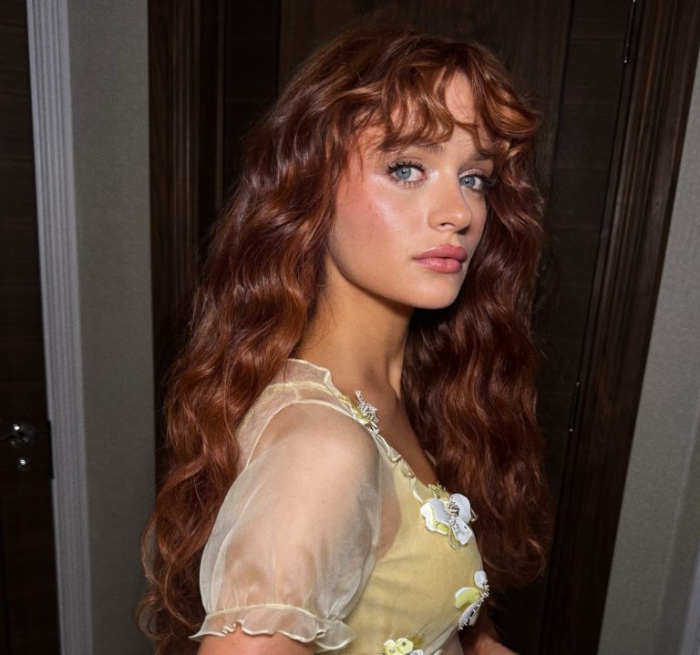 H Joey King με 80s κουπ, μακριά μαλλιά με φραντζα