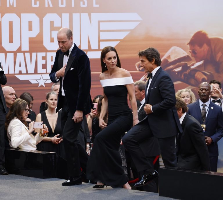 O πρίγκιπας William, η Kate Middleton και ο Tom Cruise στην προβολή του "Top Gun: Maverick" στο Leicester Square Gardens του Λονδίνου, 19 Μαΐου 2022