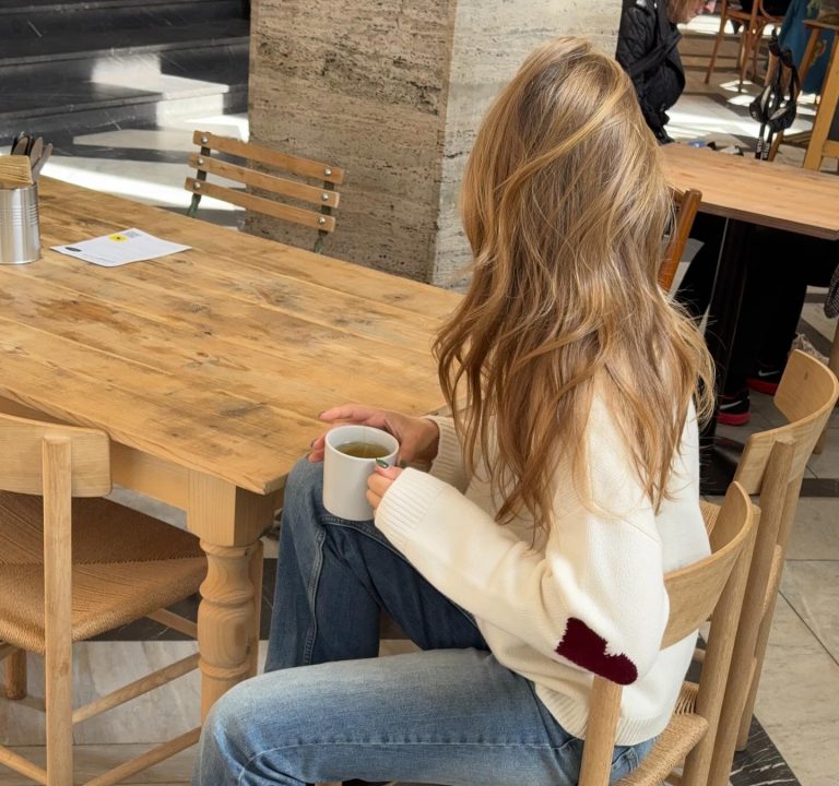 Kοπέλα με πλούσια ξανθά μακριά μαλλιά