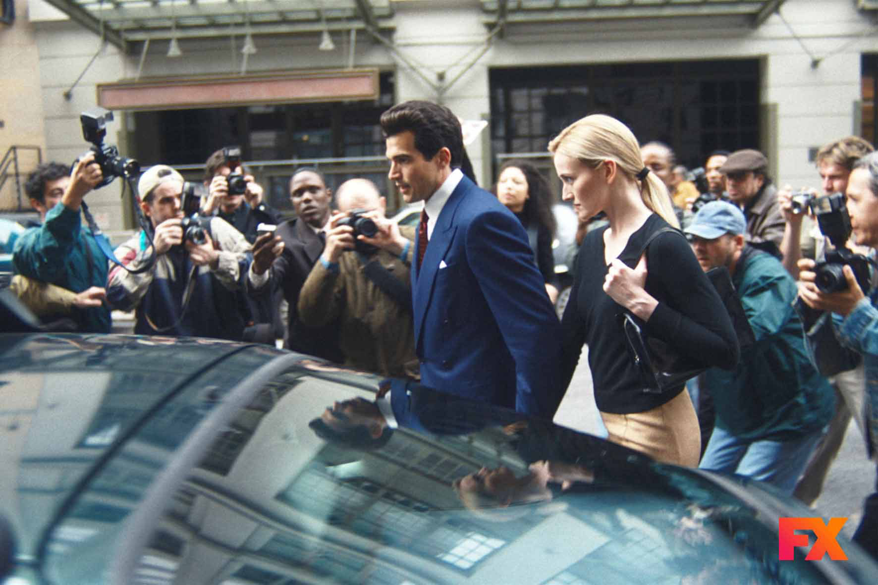 Πλάνο από τη σειρά του Ryan Murphy, Love Story: John F. Kennedy Jr. & Carolyn Bessette που πλέον προβάλλεται και στην Ελλάδα, από τις 8 Σεπτεμβρίου στο FX, ενώ είναι διαθέσιμη και στο Disney+.