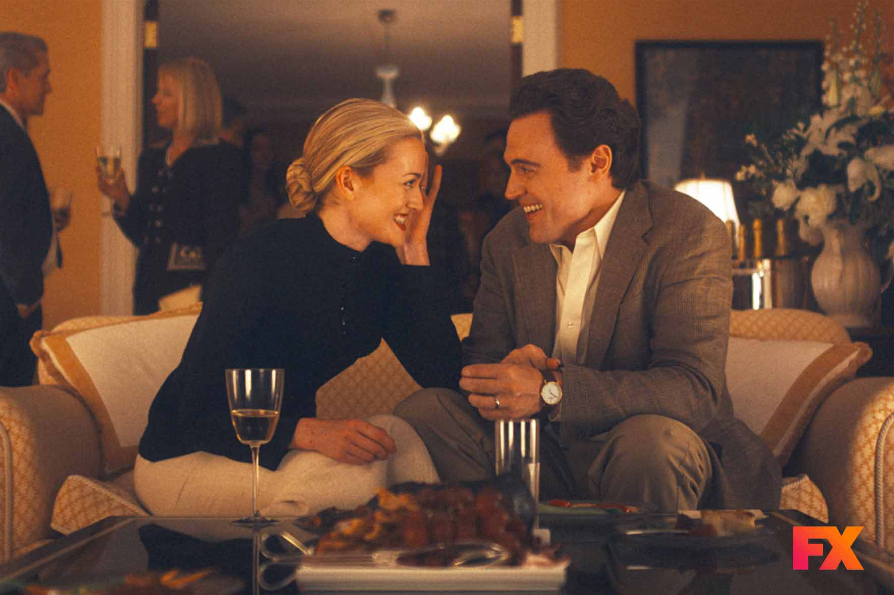 Πλάνο από τη σειρά του Ryan Murphy, Love Story: John F. Kennedy Jr. & Carolyn Bessette που πλέον προβάλλεται και στην Ελλάδα, από τις 8 Σεπτεμβρίου στο FX, ενώ είναι διαθέσιμη και στο Disney+.