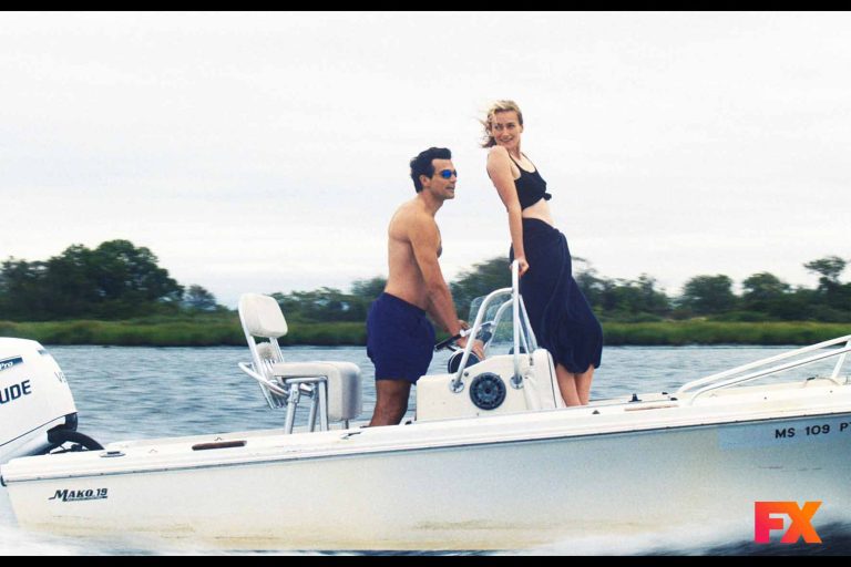 Πλάνο από τη σειρά του Ryan Murphy, Love Story: John F. Kennedy Jr. & Carolyn Bessette που πλέον προβάλλεται και στην Ελλάδα, από τις 8 Σεπτεμβρίου στο FX, ενώ είναι διαθέσιμη και στο Disney+.