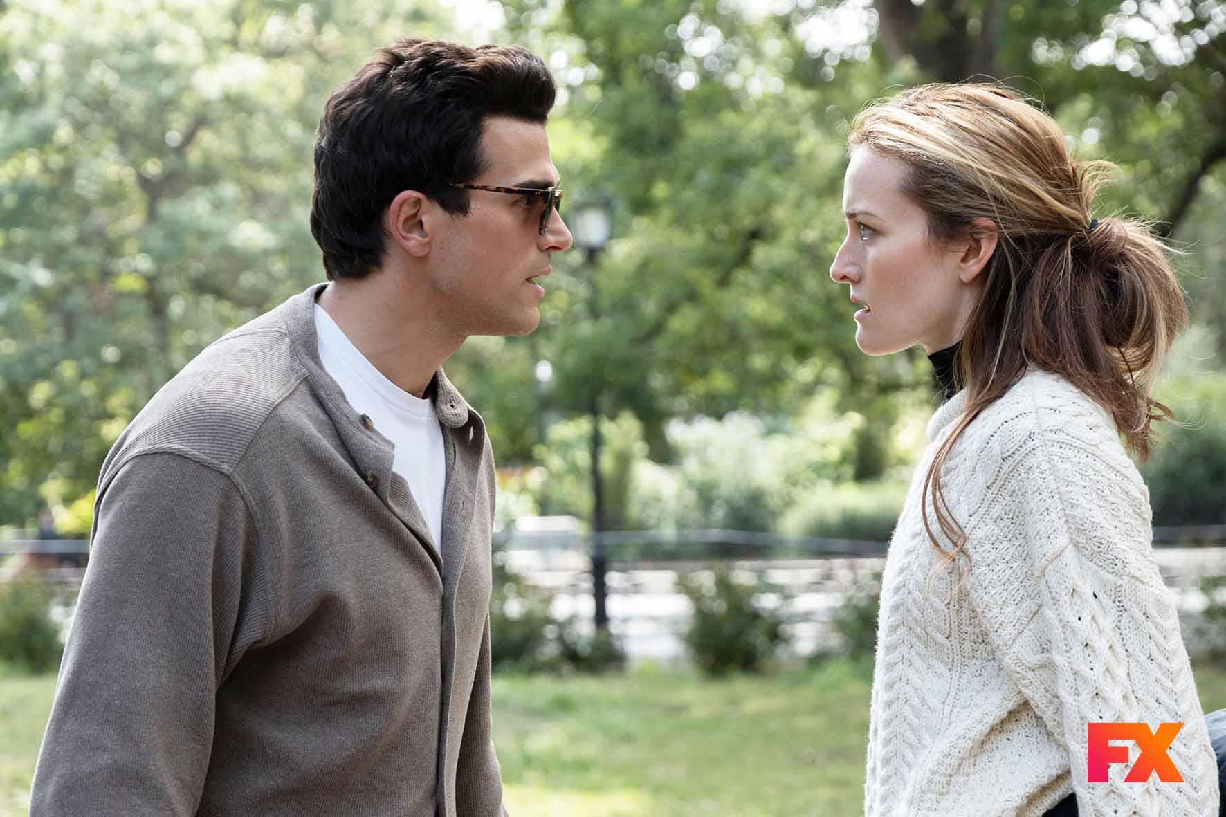 Πλάνο από τη σειρά του Ryan Murphy, Love Story: John F. Kennedy Jr. & Carolyn Bessette που πλέον προβάλλεται και στην Ελλάδα, από τις 8 Σεπτεμβρίου στο FX, ενώ είναι διαθέσιμη και στο Disney+.