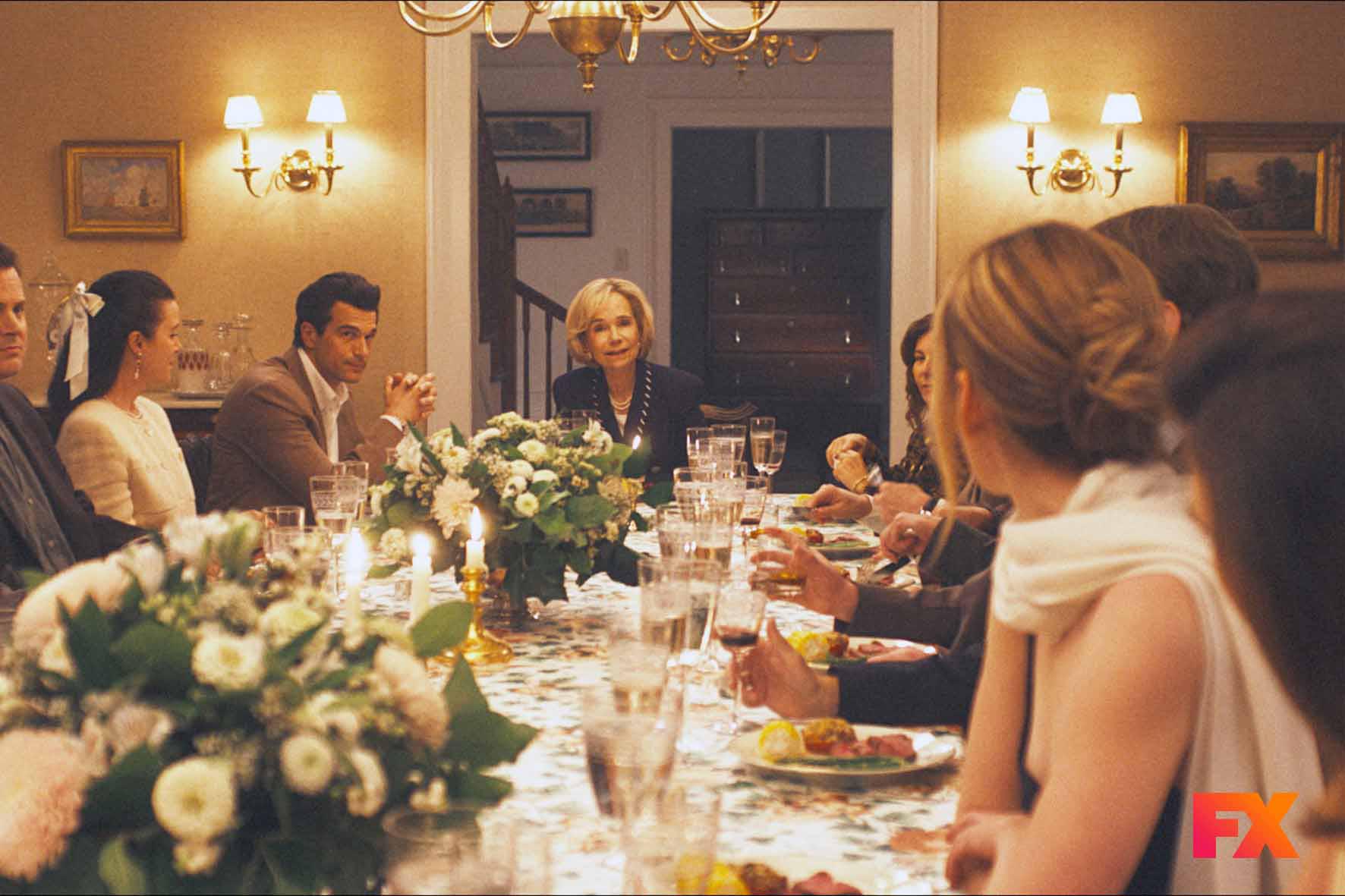 Πλάνο από τη σειρά του Ryan Murphy, Love Story: John F. Kennedy Jr. & Carolyn Bessette που πλέον προβάλλεται και στην Ελλάδα, από τις 8 Σεπτεμβρίου στο FX, ενώ είναι διαθέσιμη και στο Disney+.