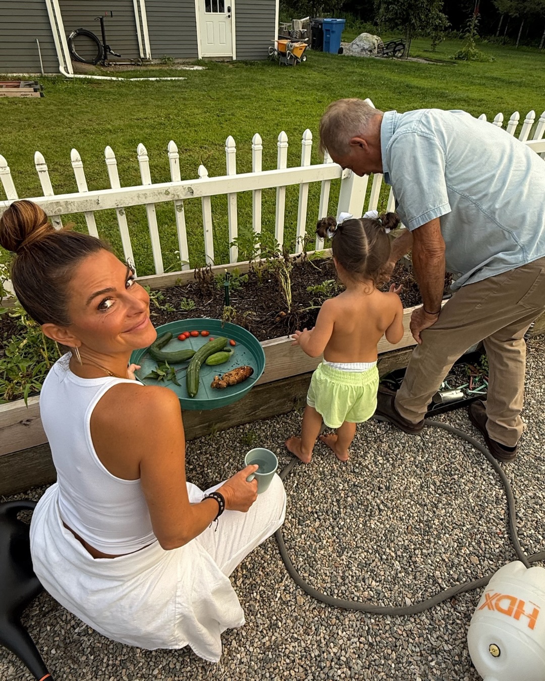 O πατέρας της Maria Menounos, Constantinos, η κόρη της και η ίδια που κοιτάει τον φακό.