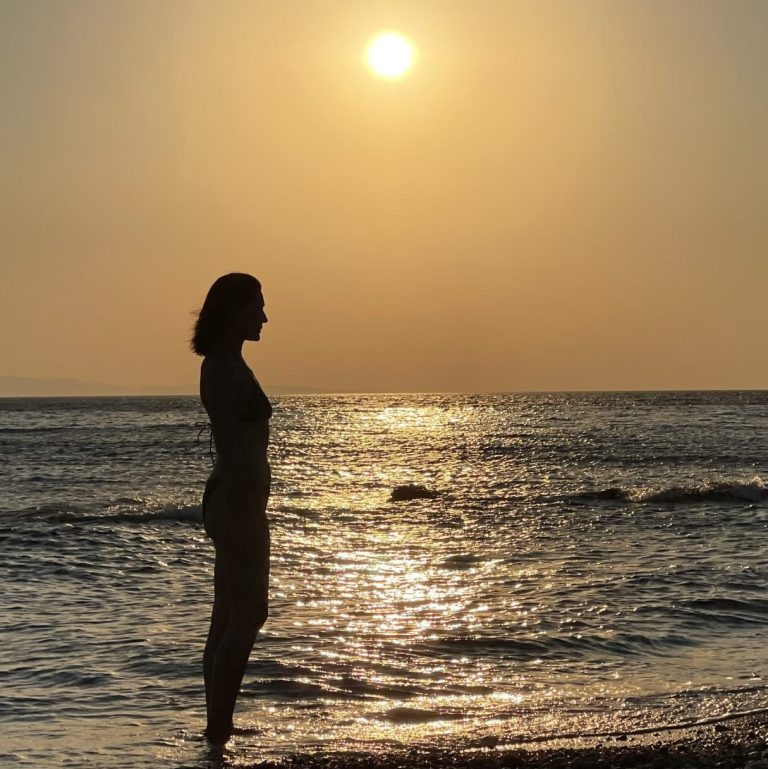 Η Μαρία Ναυπλιώτου στη θάλασσα με φόντο το ηλιοβασίλεμα