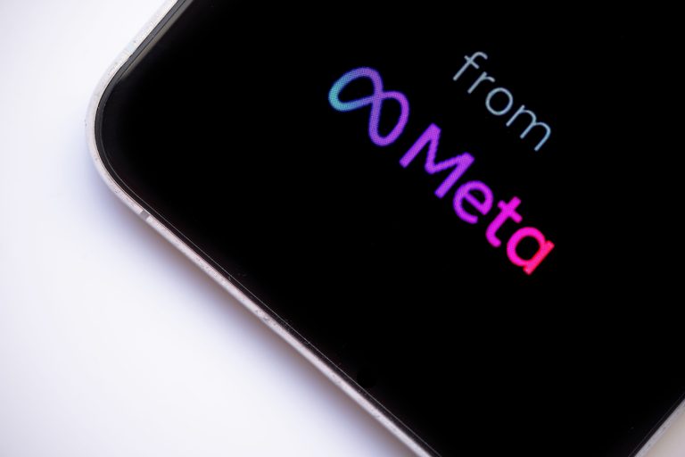To λογότυπο της Meta από την οθόνη τηλεφώνου iphone σε Facebook.