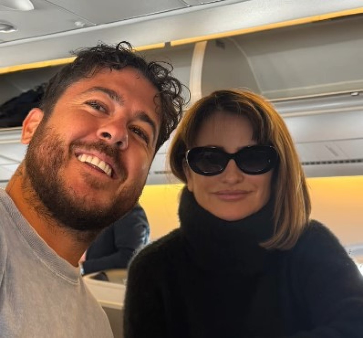 Ο Μιχαήλ Βαρθακούρης στο αεροπλάνο με την Penelope Cruz