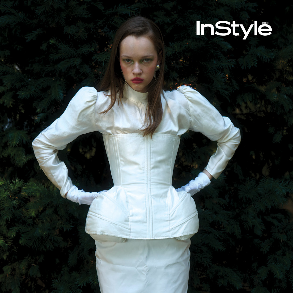 Μοντέλο σε φωτογράφιση μόδας του InStyle Greece με λευκό avant-garde σύνολο με κορσέ, φουσκωτά μανίκια και γάντια.