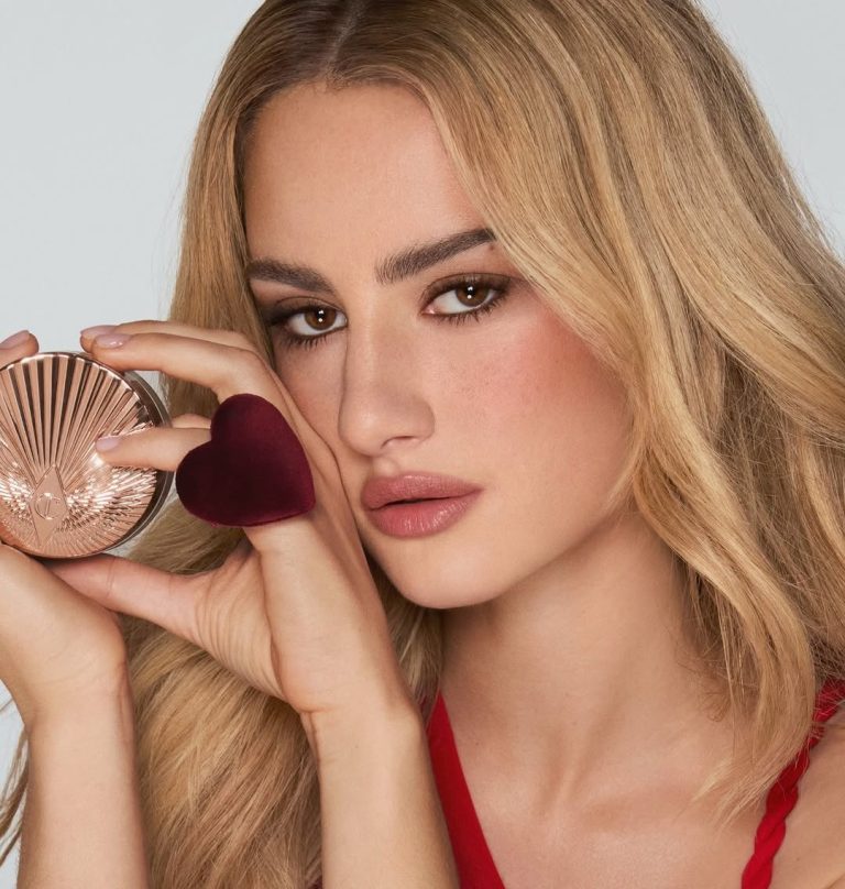 Μοντέλο κρατάει νέο beauty λανσάρισμα