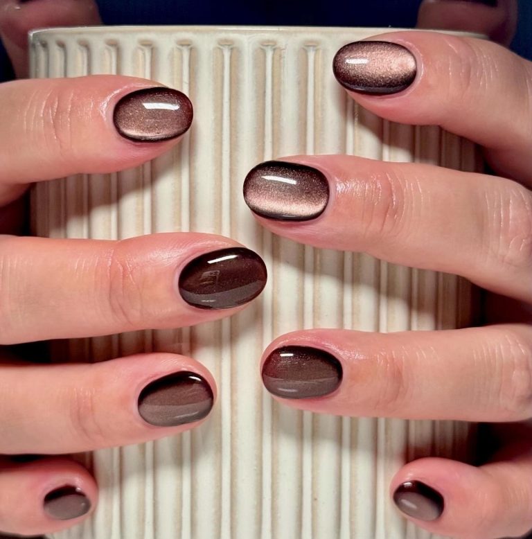 Nutmeg nails με cat-eye τεχνική