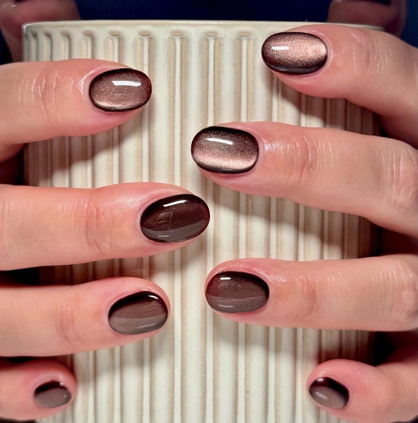 Nutmeg nails με cat-eye τεχνική