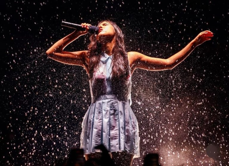 H Olivia Rodrigo στη σκηνή με το φόρεμα του Hussein Chalayan που αρχίζει να λιώνει από τη βροχή...